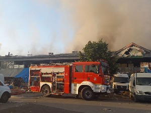 Ватрогасци се седам сати борили са ватром у Кинеском тржном центру на Новом Београду, пожар под контролом