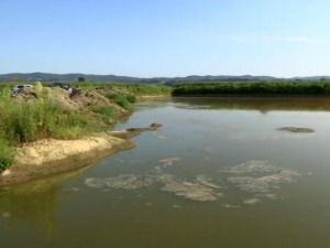 Црвена бара раздора – у Горњим Недељицама тврде да су бушотине узрок, "Рио Тинто" негира