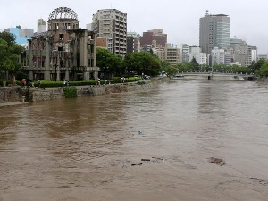 Рекордне падавине на југу Јапана, једна особа погинула, две нестале у бујицама