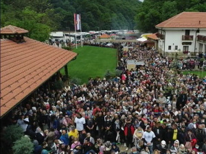Манастир Тумане, надалеко чувен по исцељењима, годишње посети милион верника