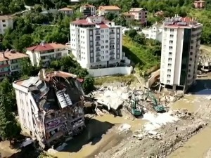 Турска се бори са поплавама и клизиштима, обилне кише односе животе у Јапану