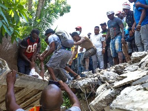 Расте број жртава земљотреса у Хаитију, потрага за преживелима испод рушевина