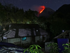 Ерупција најактивнијег вулкана у Индонезији - пепео прекрио оближње градове