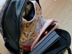 У торби иза возачевог седишта пронађени златне огрлице, прстење, дукати