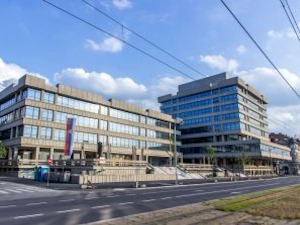 Кинески држављанин признао да је у аутобусу чекићем напао три жене