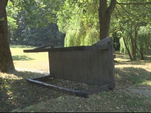 Вандализам у Крагујевцу - изломљене клупе, преврнути мостови преко потока, повађене саднице