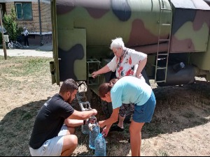 Војскa наставља да помаже у снабдевању водом угрожених општина