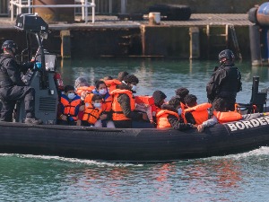 Спасено 100 миграната у покушају да пређу Ламанш
