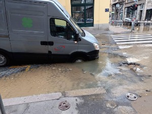 Kомби пропао кроз асфалт у Улици краља Петра у Београду