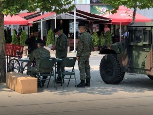 Припадници КБС-а деле маске у српским срединама на КиМ, у Грачаници и Партешу са оклопним возилом