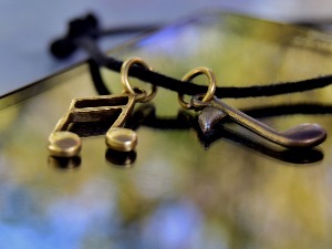 Широм затворених очију - Интонација