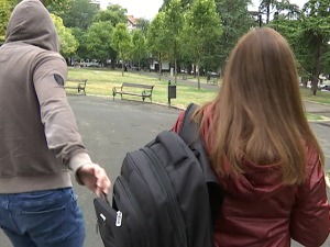 Како надмудрити  џепарошe -  држите торбице и ранчеве испред себе 