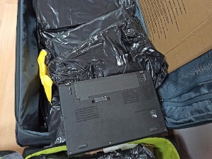 Цариници међу одећом у пртљажнику аутобуса открили кријумчарене лаптоп рачунаре