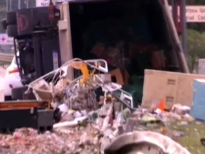 Преврнуо се камион на Мостарској петљи, повређен возач