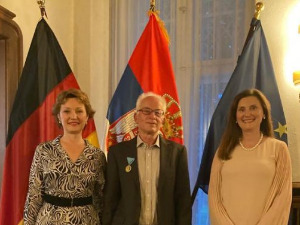 Амбасадорка Јанковић уручила Златну медаљу професору Роберту Ходелу