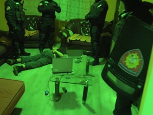 Акција полиције и БИА – ухапшени дилери дроге, одузети пиштољ, возила