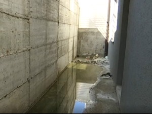 Вода извире из зидова зграде на Миријеву – и нема намеру да стане