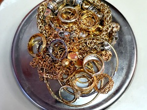 Златне минђуше, наруквице, огрлице – велике заплене на Прешеву и нишком аеродрому