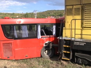 Судар теретног воза и аутобуса у прокупачком насељу Драгања, нема повређених 