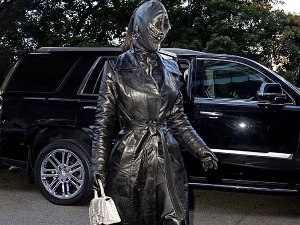 У кожи од главе до пете – Ким Кардашијан шокирала необичном одевном комбинацијом