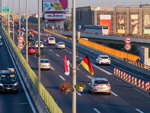Палата Албанија, мост на Ади и Бранков мост у бојама Немачке