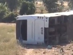 Судар аутобуса и школског минибуса у Турској – једна особа погинула, 49 повређено