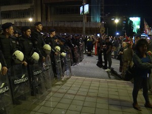 Протест антиваксера и антиглобалиста у Београду, кордони на више пунктова – полицајци гађани јајима