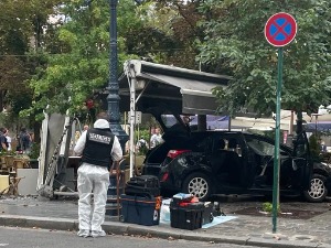 Жена аутомобилом улетела у башту ресторана, најмање троје повређених