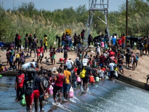 САД планира да врати мигранте на Хаити, ванредно стање у Дел Рију