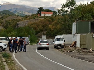 Kонтејнери косовске полиције на северу KиМ, у близини пункта Јариње