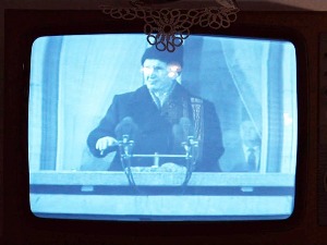 Четвртком у 9: Пад Чаушекуа - Представа са певањем и пуцањем