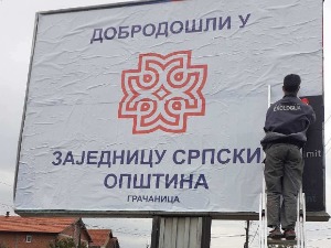 Младићи који су поставили билборд "Добро дошли у ЗСО" дали изјаву у полицији, реаговала Канцеларија за КиМ