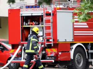 Угашен пожар у гаражи у Миријеву