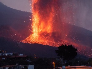 Драматично на Ла Палми – све прекривено пепелом, страхује се од сусрета вреле лаве и мора