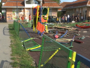 Аутобус улетео у дечје игралиште у Земуну – шесторо повређених, међу њима четворо деце