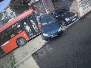 Снимак несреће у Земуну – дечак за длаку избегао аутобус