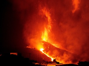 Вулкан на Ла Палми ушао у експлозивну фазу - теку реке ужарене лаве, евакуисани људи из још три града