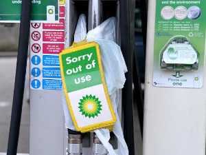 Пумпе у Британији остале без горива због паничне куповине