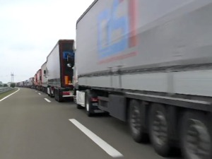 Камиони чекају више од 20 сати да пређу границу на Хоргошу