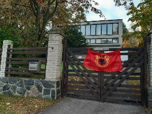 На згради Амбасаде Србије у Хелсинкију осванула застава ОВК