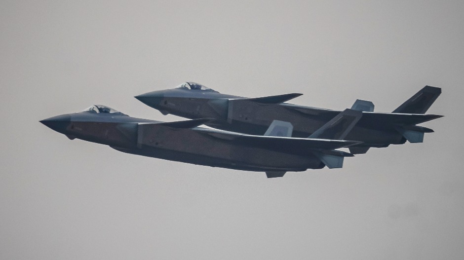 „Невидљиви“ Ј-20 и дронови на небу изнад Кине „Невидљиви“ Ј-20 и дронови на небу изнад Кине