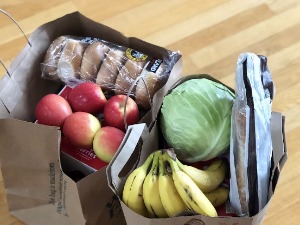 Зашто бацамо храну док људи гладују – како им помоћи