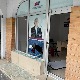 Разбијена стакла на просторијама СНС у Новом Саду