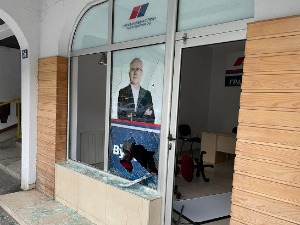 Разбијена стакла на просторијама СНС у Новом Саду
