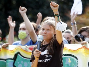 Грета Тунберг на протесту у Милану, исмејала "празне приче" лидера на самиту