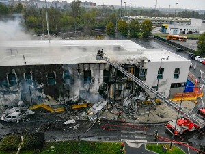 Авион пао на зграду у Милану, осморо погинулих 