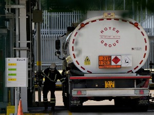 Војска точи гориво Британцима