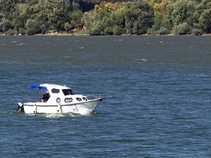 Ветар обуставља пловидбу на критичним местима, посебан опрез на сплавовима због ниског водостаја