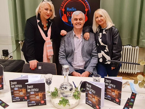 "Живот на цртицу" Дејана Грујића