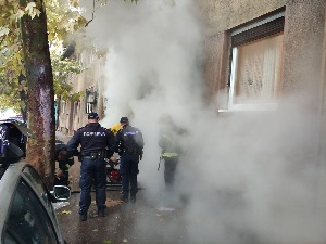 Пожар у стамбеној згради у Ваљеву, евакуисани станари из приземних станова